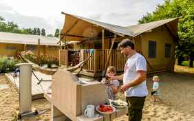 Alle Glamping-Kuben und alle Glamping- Zelte haben einen eigenen Grillplatz - Foto: Bethel Fath